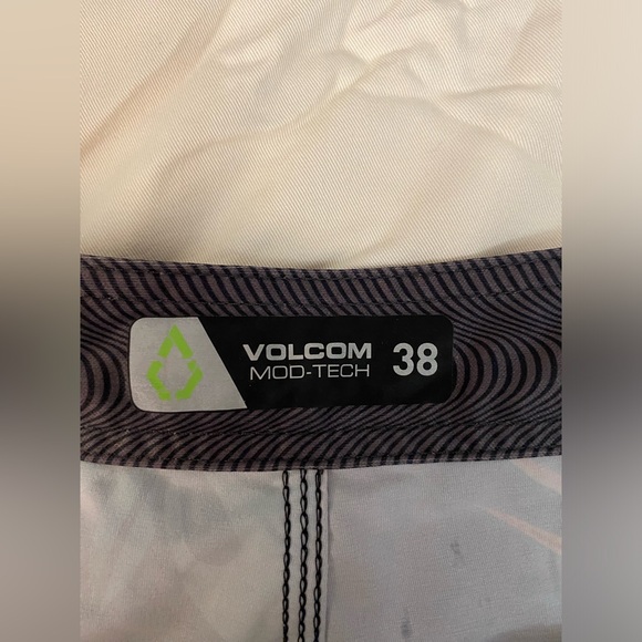 Volcom Mod-Tech Board Shorts - Picture 3 of 5